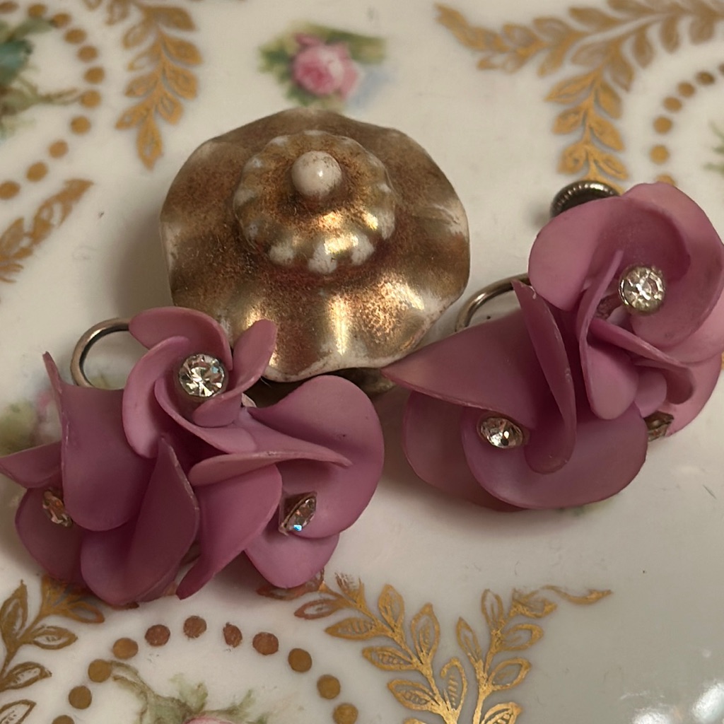 Vintage Western Germany Plastic Lavender Flower Screwback Earrings 18$
